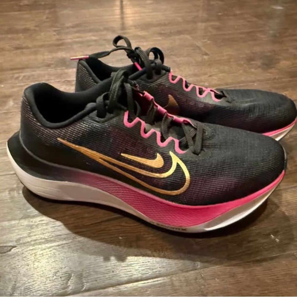 Nike Black and Pink Athletic Shoes with Modern Silhouette